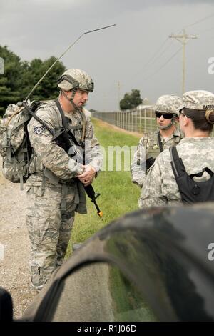 Auf der linken Seite, Staff Sgt. Bo Hall und Tech. Sgt. Christopher Barett, sowohl 434th Security Forces Squadron fire Team Mitglieder, sprechen mit Staff Sgt. Jessica Bartow, 316 Psychologische Operationen Unternehmen PSYOP Spezialist und Evaluator, während eine Armee Krieger Aufgabe Konkurrenz an Grissom Air Reserve Base, Indiana, Sept. 21, 2018. Durch den Kurs 3-köpfigen Teams wurden neun Stationen, die zur Bekämpfung der Fähigkeiten zu testen. Stockfoto