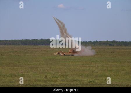 M 1150 Assault Breacher Fahrzeug der Alpha Company, 9. Brigade Engineer Battalion, 2nd Armored Brigade Combat Team, Brände eine Mine Clearing Line kostenlos down a countermobility Hindernis in Fort Stewart, Ga., Sept. 19 zu löschen. Stockfoto