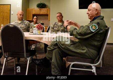 Oberstleutnant John Yuill, rechts, teilt seine Geschichte des Überlebens und der Triumph, nachdem er und seine Crew eines stark beschädigten B-52 über Hanoi, Vietnam, während eines Mittagessens am Sheppard Air Force Base, Texas, Sept. 21, 2018 bürgte. Yuill wurde bald gefangen genommen berührt haben und würde ein Bewohner im Hanoi Hilton für den Rest des Krieges. Stockfoto