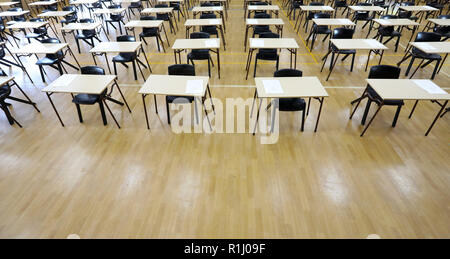 Interessante Ansicht von oben von großen Untersuchungsraum Halle und Prüfung Schreibtische Tische in Reihen bereit für Studenten ausgerichtet an einer High School zu kommen und Sitzen Stockfoto