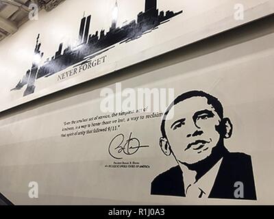 Tribute zum Sept. 11, 2001, könnte auf die USS New York, wie ein Wandgemälde, ehemaliger Präsident Barack Obama, ein Angebot zu ihm und die Skyline von New York vor dem Terrorangriff zugeschrieben. Die USS New York war einer von drei Schiffe im Hafen für 23 die Naval War College Internationale Seapower Symposium und geöffnet für Touren durch Naval Undersea Warfare Center Division Newport Mitarbeiter. Stockfoto