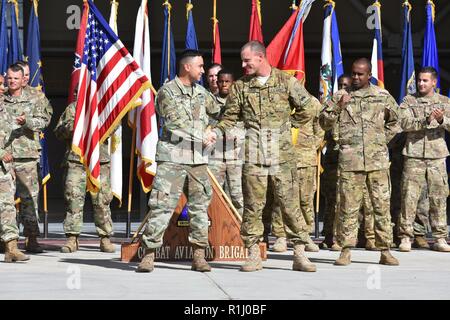 Sgt. Mario Cortezrico, Links, auf das erste Bataillon zugeordnet, 501St Aviation Regiment, Combat Aviation Brigade der 1st Armored Division und SPC. Trey Carter, in den zweiten Bataillon zugeordnet, 501St Aviation Regt., KABINE, 1 AD, Sieger der noncommissioned Officer der Brigade und Soldat des Quartals, Wettbewerb, Hände schütteln Nach dem Lernen, dass Sie in Fort Bliss, Texas, Sept. 21, 2018 gewonnen. Stockfoto