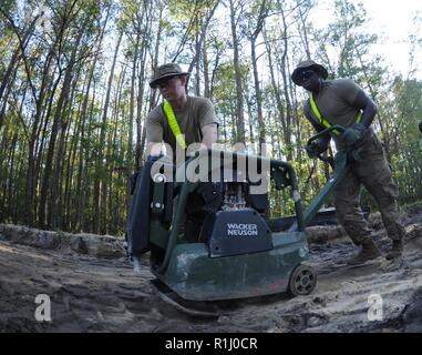 Spc. Darius Davis, (rechts) und SPC. Robert Schaeffer, beide Fallschirmjäger mit den 161 Engineer Support Unternehmen, Airborne, Reparatur der Schäden durch den Hurrikan Florenz bei militärischen Ocean Terminal Sunny Point, N.C. verursacht Sept. 23, 2018. - Usa Armee Stockfoto