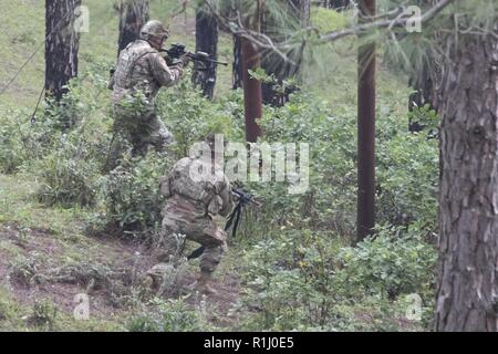 Soldaten mit 1St Bataillon, 23 Infanterie Regiment, Vorauszahlung auf ein Ziel bei einem Umzug Demonstration zu kontaktieren, Sept. 24, 2018, in Chaubattia militärische Station, Indien. Dies war Teil der Übung Yudh Abhyas 18, eine bilaterale Ausbildung Szenario entworfen, einem gemeinsamen taktischen und technischen Verständnis zwischen den zusammengeschlossen, um militärische Organisationen zu fördern. Stockfoto