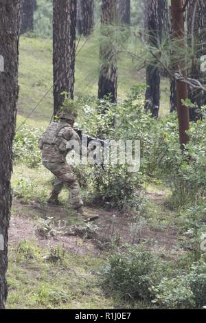 Ein Soldat mit 1St Bataillon, 23 Infanterie Regiment, Fortschritte auf dem Weg zu einem Ziel bei einem Umzug Demonstration zu kontaktieren, Sept. 24, 2018, in Chaubattia militärische Station, Indien. Dies war Teil der Übung Yudh Abhyas 18, eine bilaterale Ausbildung Szenario entworfen, einem gemeinsamen taktischen und technischen Verständnis zwischen den zusammengeschlossen, um militärische Organisationen zu fördern. Stockfoto