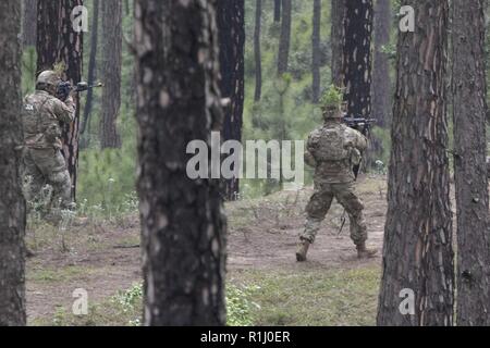 Soldaten mit 1St Bataillon, 23 Infanterie Regiment, Vorauszahlung auf ein Ziel bei einem Umzug Demonstration zu kontaktieren, Sept. 24, 2018, in Chaubattia militärische Station, Indien. Dies war Teil der Übung Yudh Abhyas 18, eine bilaterale Ausbildung Szenario entworfen, einem gemeinsamen taktischen und technischen Verständnis zwischen den zusammengeschlossen, um militärische Organisationen zu fördern. Stockfoto