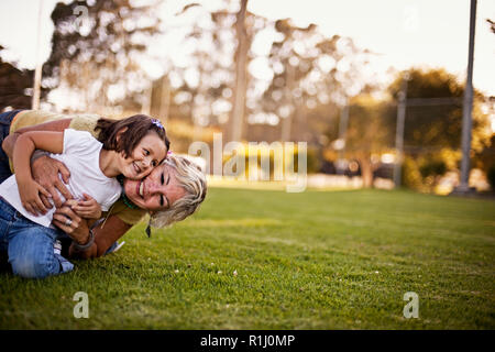 Mädchen und Großmutter Spielen auf Gras im Park Stockfoto