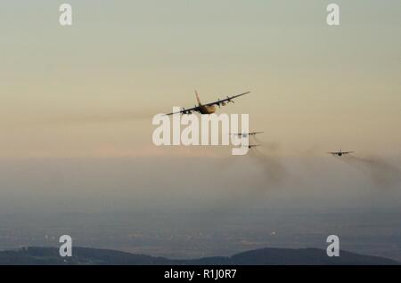 Us Air Force C-130H Hercules Flugzeuge aus der 934th Airlift Wing, Air Force Reserve Command, 165 Airlift Wing, Georgia Air National Guard und 139 Airlift Wing, Missouri Air National Guard fliegen in Formation, wie sie sich vorbereiten, das Personal und die Geräte über ein Drop Zone als Teil der Übung Sabre Kreuzung 18 über Deutschland, Sept. 19, 2018. Sabre Kreuzung 18 ist der US-Armee 173rd Airborne Brigade Combat Training Center Zertifizierung statt auf der Grafenwöhr und Hohenfels Ausbildungsbereichen. Die US-Army Europe - Geleitete Übung sollen die Bereitschaft der Br zu bewerten Stockfoto