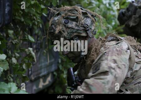 Ein US-Soldat der 1. Staffel, 91st Cavalry Regiment, 173Rd Infantry Brigade Combat Team (Airborne) insbesondere sein Fahrzeug während Sabre der Kreuzung 18 an der US Army Joint Multinational Readiness Center in Hohenfels, Deutschland, September 22, 2018. Sabre Kreuzung 18 Ist der 173Rd Airborne Brigade Combat Training Center Zertifizierung statt auf der Grafenwöhr und Hohenfels Ausbildung Bereiche, Sept. 4 - Okt. 1, 2018. Die US-Army Europe - Geleitete Übung sollen die Bereitschaft der Feuerwehr unified Land arbeiten in einer gemeinsamen, kombinierten Umwelt durchzuführen, zu bewerten und zu Stockfoto