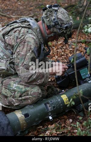 Ein US-Soldat der 1. Staffel, 91st Cavalry Regiment, 173Rd Infantry Brigade Combat Team (Airborne) führt die Wartung eines Javelin Schulter - gefeuert Anti-tank Rakete während Sabre der Kreuzung 18 an der US Army Joint Multinational Readiness Center in Hohenfels, Deutschland, September 22, 2018. Sabre Kreuzung 18 Ist der 173Rd Airborne Brigade Combat Training Center Zertifizierung statt auf der Grafenwöhr und Hohenfels Ausbildung Bereiche, Sept. 4 - Okt. 1, 2018. Die US-Army Europe - Geleitete Übung sollen die Bereitschaft der Feuerwehr Unified land Betrieb durchzuführen, um zu beurteilen, Stockfoto