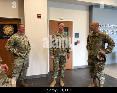 Generalmajor Michael Wehr, USACE stellvertretender Leiter der Ingenieure/Stellvertretenden Kommandierenden General, (Mitte) mit Assistent Adjutant General Manöver Brig. Gen. Todd Hunt (links) und stellvertretender Adjutant General Armee Maj Gen James C. Ernst (rechts), die heute Vormittag auf der Zustand der NC-Emergency Operations Center der laufende Betrieb zu diskutieren nach dem Hurrikan # Florenz. Stockfoto