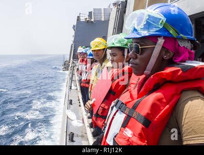 Golf von Aden (Sept. 20, 2018) Matrosen an Bord der San Antonio-Klasse amphibious Transport dock Schiff USS Anchorage LPD (23) bereiten Sie eine Auffüllung zu leiten - auf See während einer planmäßigen Einsatz von Essex Amphibious Ready Group (ARG) und dem 13 Marine Expeditionary Unit (MEU). Das Essex ARG/13 MEU ist eine tödliche, flexibel, und anhaltende Navy-Marine Corps Team in die USA 5 Flotte Bereich der Maßnahmen zur Unterstützung der Marine im Einsatz für die Stabilität und Sicherheit in der Region zu gewährleisten und verbindet das Mittelmeer und den Pazifischen Raum durch den westlichen Indischen Ozean und thr Stockfoto