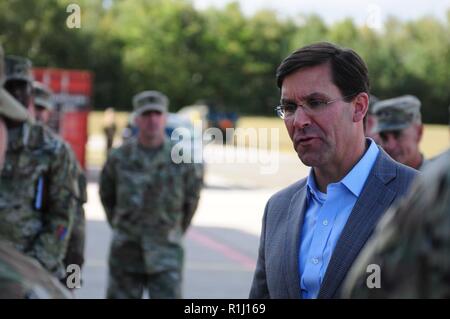 Sekretär der Armee, Dr. Mark Esper spricht mit 10 Armee Luft- und Raketenabwehr Befehl Soldaten Landstuhl Sat Anlage, Deutschland Am 24. September 2018. Esper präsentiert Sgt. Shelbi Kerns, ein Patriot Aussetzstation Enhanced Operator mit Hauptsitz und Sitz Batterie, 5 Battalion, 7th Air Defence Command, 10 AAMDC mit seiner persönlichen Münze. Stockfoto