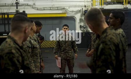 Golf von Aden-Marine Sgt. Nicolas Herrera, ein Kampfkunstausbilder mit Marine Medium Tiltrotor Squadron 166 verstärkt, 13 Marine Expeditionary Unit (MEU), führt Marines in einem Marine Corps Martial Arts Programm Klasse an Bord des Wasp-Klasse amphibisches Schiff USS Essex (LL 2), Sept. 25, 2018. Der Essex ist das Flaggschiff der Essex Amphibious Ready Gruppe und mit dem begonnen 13. MEU, ist in die USA 5 Flotte Bereich der Maßnahmen zur Unterstützung der Marine im Einsatz für die Stabilität und Sicherheit in der Region zu gewährleisten und verbindet das Mittelmeer und den Pazifischen durch t Stockfoto