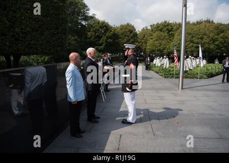 Us-Vizepräsident der Vereinigten Staaten Michael Pence erhält eine amerikanische Flagge Flagge während einer Präsentation für das Korean War Veterans Memorial Foundation an der Korean War Memorial in Washington, D.C., Sept. 20, 2018. Der Vice President präsentiert ein Flag, das Fundament, das unter den Flaggen, die Fälle von 55 bleibt der gefallenen Amerikaner aus dem Koreakrieg eingehüllt war. Stockfoto