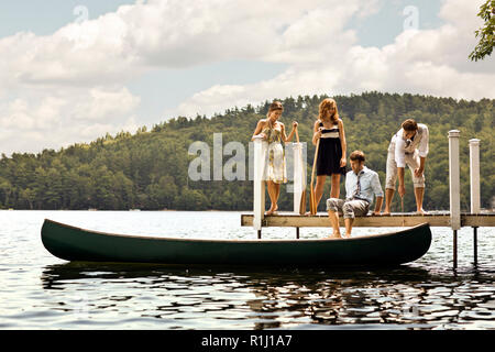 Freunde hopping in einem Kanu auf dem See. Stockfoto