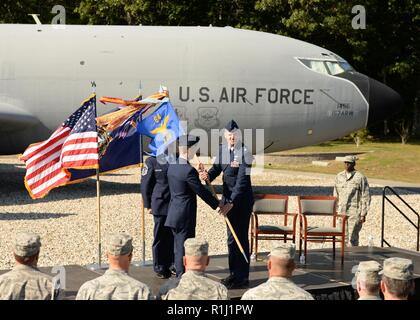 Oberst Robert Hanovich Jr, Kommandant der 22 Operationen Gruppe McConnell Air Force Base, übergibt die 64th Air Refuelling Squadron guidon, Oberstleutnant Kevin Eley, der das Kommando über die 64th ARS während einer Zeremonie, Sept. 24 ausgegangen, bei Pease Air National Guard Base. ( Stockfoto
