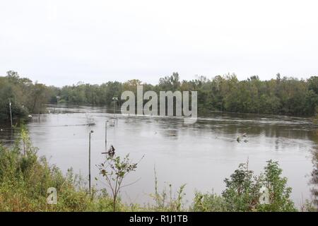 Mehr als eine Woche vergangen ist und die Cape Fear River ist nur eine von mehreren wichtigen Flüsse, Verschütten über seine Ufer in Nord-carolina nach Hurrikan Florence Landfall gemacht. Die US-Armee Korps der Ingenieure Wilmington Bezirk Monitore 3 Schlösser und Staudämmen am Fluss nördlich von Wilmington. Sperren und Dam 1 Projekt ist vollständig mit Wasser bedeckt. Das Projekt wurde ursprünglich 1915 gebaut und im Jahr 1934 geändert, um den Aufzug von drei Fuß auf insgesamt elf Meter erhöhen. Die Sperre ist 40 Fuß von 200 Fuß. Die Schleusen und Dämmen selten die großen Schiffe durch, sondern schützen Stockfoto