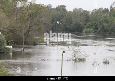 Mehr als eine Woche vergangen ist und die Cape Fear River ist nur eine von mehreren wichtigen Flüsse, Verschütten über seine Ufer in Nord-carolina nach Hurrikan Florence Landfall gemacht. Die US-Armee Korps der Ingenieure Wilmington Bezirk Monitore 3 Schlösser und Staudämmen am Fluss nördlich von Wilmington. Sperren und Dam 1 Projekt ist vollständig mit Wasser bedeckt. Das Projekt wurde ursprünglich 1915 gebaut und im Jahr 1934 geändert, um den Aufzug von drei Fuß auf insgesamt elf Meter erhöhen. Die Sperre ist 40 Fuß von 200 Fuß. Die Schleusen und Dämmen selten die großen Schiffe durch, sondern schützen Stockfoto