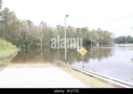 Mehr als eine Woche vergangen ist und die Cape Fear River ist nur eine von mehreren wichtigen Flüsse, Verschütten über seine Ufer in Nord-carolina nach Hurrikan Florence Landfall gemacht. Die US-Armee Korps der Ingenieure Wilmington Bezirk Monitore 3 Schlösser und Staudämmen am Fluss nördlich von Wilmington. Sperren und Dam 1 Projekt ist vollständig mit Wasser bedeckt. Das Projekt wurde ursprünglich 1915 gebaut und im Jahr 1934 geändert, um den Aufzug von drei Fuß auf insgesamt elf Meter erhöhen. Die Sperre ist 40 Fuß von 200 Fuß. Die Schleusen und Dämmen selten die großen Schiffe durch, sondern schützen Stockfoto