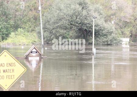 Mehr als eine Woche vergangen ist und die Cape Fear River ist nur eine von mehreren wichtigen Flüsse, Verschütten über seine Ufer in Nord-carolina nach Hurrikan Florence Landfall gemacht. Die US-Armee Korps der Ingenieure Wilmington Bezirk Monitore 3 Schlösser und Staudämmen am Fluss nördlich von Wilmington. Sperren und Dam 1 Projekt ist vollständig mit Wasser bedeckt. Das Projekt wurde ursprünglich 1915 gebaut und im Jahr 1934 geändert, um den Aufzug von drei Fuß auf insgesamt elf Meter erhöhen. Die Sperre ist 40 Fuß von 200 Fuß. Die Schleusen und Dämmen selten die großen Schiffe durch, sondern schützen Stockfoto