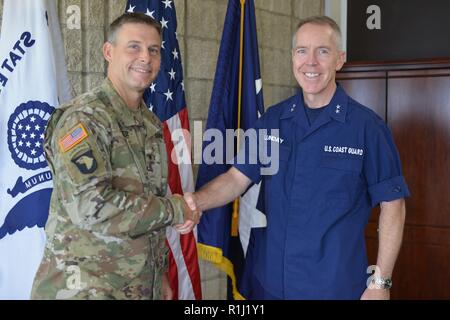 HONOLULU, Hawaii - (bis 30. 25, 2018) aus dem Pazifischen Ozean Division (POD) Kommandierender General, Brig. Gen. Thomas Tickner (links), gibt einen offiziellen POD Münze zum hinteren Adm. Kevin Lunday (rechts), Commander, 14 Coast Guard Bezirk, nach einer "gemeinsamen strategischen Bereiche von Interesse, sowie zukünftige Möglichkeiten für eine Partnerschaft zwischen den beiden Organisationen, der auch einen ähnlichen Bereich der Verantwortung innerhalb der indopazifischen Region teilen zu identifizieren, zu diskutieren. POD bietet nachhaltigen und belastbaren Engineering Lösungen für die US-Küstenwache, neben zahlreichen anderen Einrichtungen, die in Zusammenarbeit Stockfoto