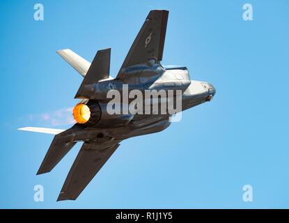 Kapitän Andrew "Dojo" Olson, F-35 Heritage Flight Team Pilot und Kommandant, führt eine taktische pitch Manöver in einem F-35 ein Lightning II während der kalifornischen Hauptstadt Airshow, Sept. 23, 2018 in Sacramento, Calif. Während die F-35 der HFT Leistung, Olson durchgeführt werden zahlreiche Antenne Manöver präsentiert die F-35 s Raw Power und Beweglichkeit. Stockfoto