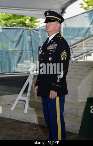 Us-Armee Sgt. Maj. Michael E. schwammen, Senior Advisor Eingetragen von der Verteidigung POW/MIA Accounting Agentur (DPAA) beteiligt sich an einer Zeremonie für Nationale POW/MIA Anerkennung Tag der Nationalen Gedenkstätte Friedhof der Pazifik, Honolulu, Hawaii, Sept. 21, 2018. Nationale POW/MIA Anerkennung Tag, im Jahr 1979 durch eine Proklamation von Präsident Jimmy Carter, ist eine Einhaltung zu ehren, und die Opfer jener Amerikaner, die Kriegsgefangenen wurden erkannt und die Nation derer, die immer noch in Aktion fehlen zu erinnern. DPAA führt weltweit die vollständige zur Verfügung zu stellen Stockfoto