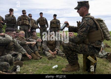 Ein Ausbilder mit der Schule von Infantry-West (SOI-W) lehrt den sicheren Umgang Methoden für C-4 Plastic explosive während einer Abbruch- und Sprengstoff Klasse, Teil der Erweiterten Infanterie Marine Kurs (AIMC) von SOI-W gehostet, an der Kaneohe Bay Bereich Training Service, Marine Corps Base Hawaii (MCBH), Sept. 25, 2018. Studenten, die über wenig explosive Devices keine Erfahrungen hatten, waren zum sicheren vorbereiten, Premierminister, und verwenden Sie sie, angewiesen. Der AIMC ist eine erweiterte Infanterie Kurs für zukünftige Squad Leader umfasst Unterricht, Bereiche und Feld Übungen. Stockfoto