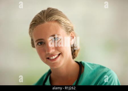 Porträt der jungen weiblichen Krankenschwester. Stockfoto