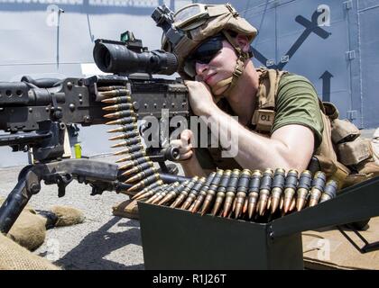 Roten Meer (Sept. 22, 2018) Marine Corps Cpl. Evan Frank mans ein M240B Maschinengewehr an Bord der San Antonio-Klasse amphibious Transport dock Schiff USS Anchorage LPD (23), die während einer planmäßigen Einsatz von Essex Amphibious Ready Group (ARG) und dem 13 Marine Expeditionary Unit (MEU). Das Essex ARG/13 MEU ist eine tödliche, flexibel, und anhaltende Navy-Marine Corps Team in die USA 5 Flotte Bereich der Maßnahmen zur Unterstützung der Marine im Einsatz für die Stabilität und Sicherheit in der Region zu gewährleisten und verbindet das Mittelmeer und den Pazifischen Raum durch den westlichen Indischen Ozean und drei Stockfoto