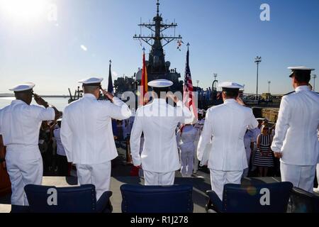 NAVAL STATION Rota, Spanien (bis 30. 25, 2018) - von Links nach Rechts, der Arleigh-burke-Klasse geführte Anti-raketen-Zerstörer USS Ross (DDG71) Command Master Chief Earl Johnson, Cmdr. Bryan Gallo, kommandierender Offizier der Ross, Cmdr. David Coles, Kapitän Matthew Lehman, Commodore, Destroyer Squadron 60 und Lt Loren Crone, der Kaplan begrüssen die Farben bei einem Befehl Zeremonie an Bord des Schiffes an der Naval Station Rota, Spanien, Sept. 25, 2018. Während der Zeremonie, Coles entlastet Gallo als Kommandierender Offizier des Schiffes. Ross, Vorwärts - Rota, Spanien bereitgestellt werden, wird auf der siebten Patrouille in den USA 6 Flotte Bereich o Stockfoto