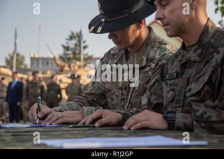 Us-Armee Oberstleutnant Donny Hebel, Battle Group Polen Commander, unterzeichnet ein Abkommen für die Tennessee Army National Guard Verantwortung der NATO-Enhanced, Präsenz, Battle Group Polen, während einer Übertragung der Autorität Zeremonie an Bemowo Piskie, Polen zu übernehmen. ( Stockfoto