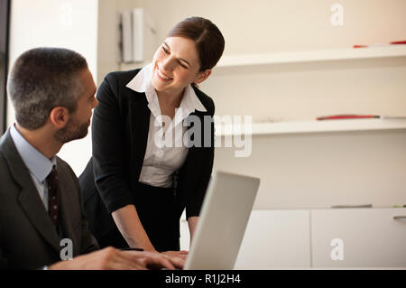 Mann und Frau diskutieren. Stockfoto