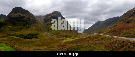 Straße durch Mountain Pass in den schottischen Highlands Stockfoto