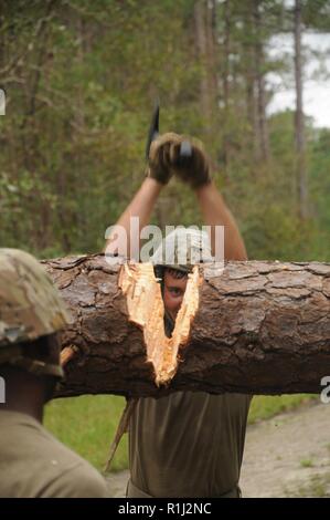 Pvt. Joshua Blackburn, 57 Sapper Company, die Bekämpfung der Luft unwegsames Gelände, verwendet eine Axt zu löschen Bäume warf durch den Hurrikan Florence an der Military Ocean Terminal Sunny Punkt, N.C., Sept. 24, 2018. Handsägen und Achsen wurde plan B nachdem Sie trug 12 Kettensägen am Tag vor dem Löschen mehr als 50 Bäume. - Usa Armee Stockfoto