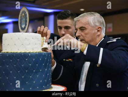 Us Air Force Airman 1st Class Warren Crouch, 334 Training Squadron Student, und pensionierte Oberst Thomas Adams, die Teilnahme an einem Kuchen Cutting der US Air Force 71. Geburtstag Ball im Imperial Palace Casino, Biloxi, Mississippi, Sept. 22, 2018. Wurde die Veranstaltung von der 81st Training Wing und der John C Stennis Kapitel Air Force Association. Stockfoto