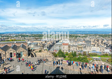Edinburgh in der Ferne wie aus dem Edinburgh Castle gesehen Stockfoto