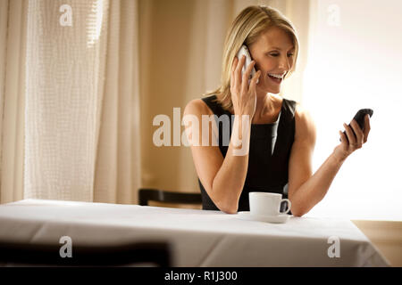 Geschäftsfrau aufgeregt sprechen auf Ihrem Handy. Stockfoto