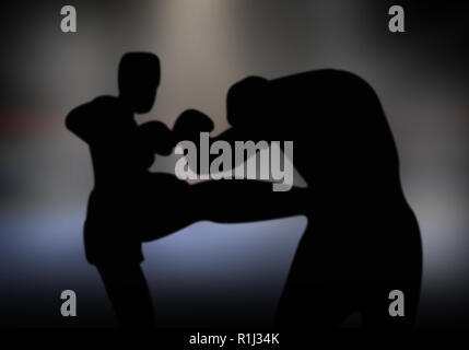 Silhouette Athleten thaiboxing Kampf auf dem Feld. Stockfoto