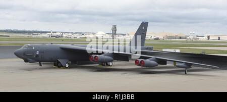 B-52 H Stratofortress, Serial # 60-0058, auf dem Flug nach Abschluss der Depot-Überholung von der 565th Aircraft Maintenance Squadron, Oklahoma City Air Logistics, Sept. 24, 2018 Tinker Air Force Base, Oklahoma. 60-0058 abgeschlossen Überholung hier fast zwei Wochen vor dem Zeitplan an Sept. 14. und ist die 17 Flugzeuge im Geschäftsjahr Konferenz 2018 das programmierte Ziel der 17 Flugzeuge produziert haben. Das Flugzeug wurde zum 2 Bombe Wing Barksdale Air Force Base on Sept. 25, 2018 geliefert. Stockfoto