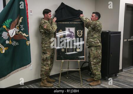 Gemeinsame Basis LEWIS - MCCHORD, Washington - Sgt. Maj. Christopher König (rechts), Senior noncommissioned Officer der B-Company, 2.BATAILLON, 1st Special Forces Group (Airborne), unterstützt mit der Enthüllung einer Gedenktafel für den späten Sgt. Maj. Walter Hetzler am 21. September während einer Feierstunde. Das zweite Bataillon Familie geehrt Hetzler, einem ehemaligen B-Company Sergeant Major, widmen einen Abschnitt der B-Company als Hetzler Halle für sein Vermächtnis der Führung in der 1. Gruppe während seiner 31-jährigen Karriere. Stockfoto