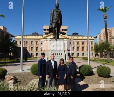 Von links, Brig. Gen. Todd Canterbury, 56th Fighter Wing Commander, Luke Donald, Neffe von Lt Frank Lukas jr., Sen. Sinus Kerr, Arizona State Senator und Rep. Tim Dunn Arizona Repräsentantenhaus posieren für ein Foto vor einer Statue, die oberstleutnant Frank Lukas Jr. Sept. 26, 2018 in Phoenix. Der Staat Arizona errichtet, dieses Denkmal als Hommage an Frank Luke's Mut und Tapferkeit. Stockfoto