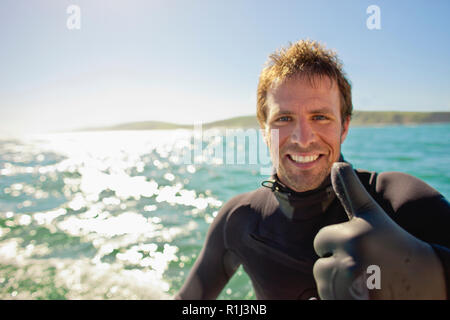 Porträt einer Surfer im Wasser mit dem Daumen nach oben. Stockfoto