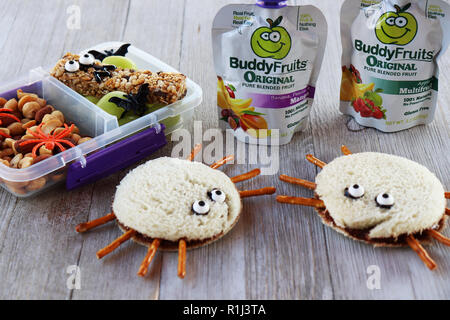 Ein gruseliges Halloween Schule Mittagessen mit Buddy Früchte Stockfoto