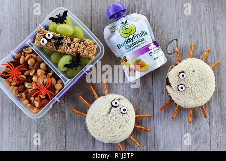 Ein gruseliges Halloween Schule Mittagessen mit Buddy Früchte Stockfoto