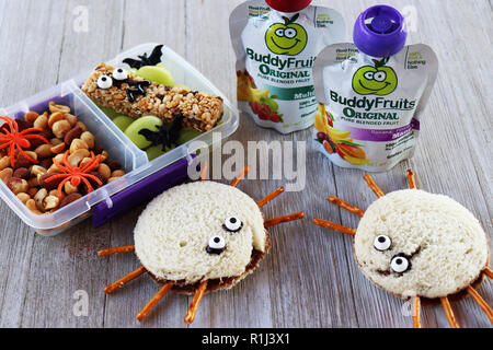 Ein gruseliges Halloween Schule Mittagessen mit Buddy Früchte Stockfoto