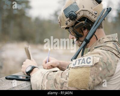 Airman 1st Class Eric Hansen, ein gemeinsames Endgerät angreifen Controller an die 274 Air Support Operations Squadron zugeordnet, 107 Angriff Wing, New York Air National Guard, bereitet in einem Luftangriff von A-10 Thunderbolt IIs vom 124 Fighter Wing, Idaho Air National Guard, bei Live-Fire Training Szenarien am Fort Drum, N.Y., Sept. 19, 2018. Eine der wichtigsten Aufgaben eines JTAC Flugzeuge als Verbindung zwischen Boden und Luft Elemente, für die erfolgreiche Umsetzung der Luftwaffe zu steuern. Stockfoto