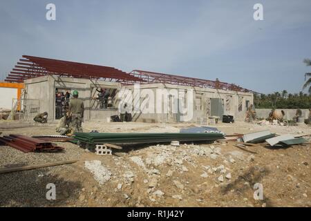 Philippinische, japanische und US-service Mitglieder weiter bauen auf der San Juan Dos High School während KAMANDAG 2 in Ternate, Cavite, Philippinen, Sept. 26, 2018. KAMANDAG ist eine Routine Ausbildung übung, Marines humanitäre Belange unserer philippinischen Partner zu unterstützen. Stockfoto