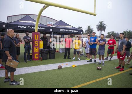 Herr Eddie Bolanos, Athletic Director, Semper, Marine Corps Community Services, unterweist US-Marines auf Regeln für den kommandierenden General Cup (CG's Cup) Punt, Pass,- & Kick Wettbewerb auf Paige Field House in der Marine Corps Base (MCB), Camp Pendleton, Kalifornien, Sept. 26, 2018. Der CG-Cup ist eine intramural Sport Programm, das entwickelt wurde Service Mitglieder aus verschiedenen Einheiten über MCB Camp Pendleton die Gelegenheit, in organisierten sportlichen Veranstaltungen, um Bekämpfung der Bereitschaft, Teamarbeit zu fördern und Esprit de Corps zu konkurrieren zu geben. Der CG-cup ermöglicht auch Service Mitglieder Punkte für Ihren zu erwerben Stockfoto